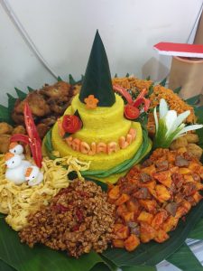 Pesan Nasi Tumpeng Ulang Tahun dengan Lauk Lengkap