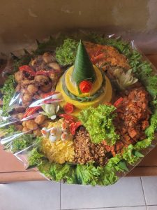 Pesan Nasi Tumpeng dengan Lauk Lengkap